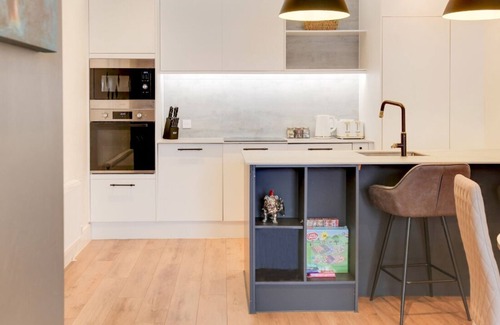 Westcliff-on-Sea Apartment | Chic & Modern 1BR City Centre Nr Cliffs Pavillion by Luxiety Stays