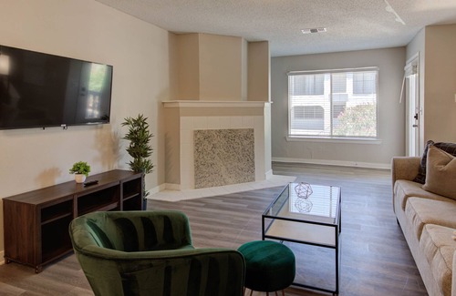 East Riverside - Oltorf Apartment | Chic, Modern 2B2B | King Beds, Fast WiFi, Gym,Pool