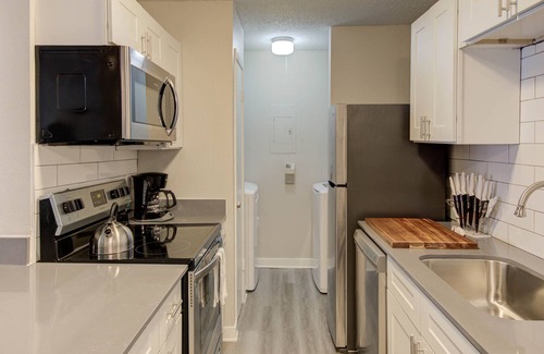 East Riverside - Oltorf Apartment | Chic, Modern 2B2B | King Beds, Fast WiFi, Gym,Pool