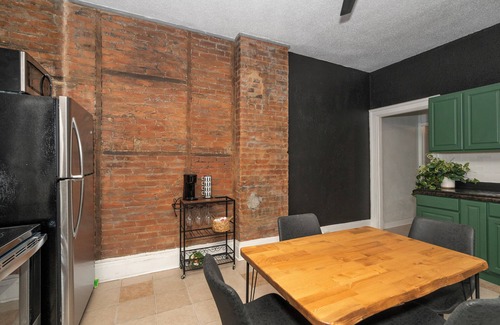 Walnut Hills House | Chic Modern Gem w/Style Suites – Stunning Duplex in Desirable Walnut Hills!