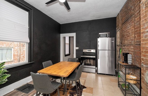 Walnut Hills House | Chic Modern Gem w/Style Suites – Stunning Duplex in Desirable Walnut Hills!