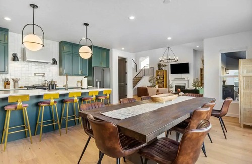 Kaysville House | Chic Modern Retreat - Sleeps 10, Hot Tub, Weights