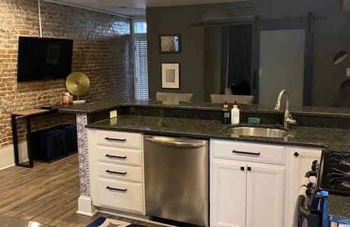 Logan Circle Apartment | Chic Modern Retreat With Complimentary Parking