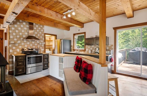 Morin Heights House | Chic Montagnard |Pool Table |HotTub |Pool