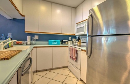 Central Naples Condo | Chic Naples Getaway - Tennis, Pool, Comfort!