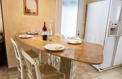 Narbonne House | Chic Narbonne Pool Retreat