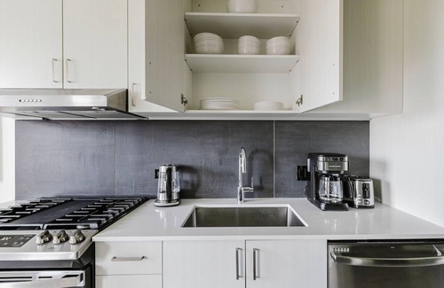 Old Town Apartment | Chic Old Town Studio w/Gym, W/D, Rooftop, Pet Area & A/C, by Blueground