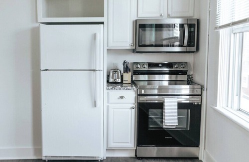 Yachting Village Apartment | CHIC on Thames St Deck & free parking
