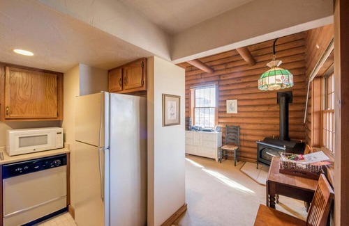 Fredericktown Cabin | Chic One-Bedroom Suite With Jacuzzi Tub for Romantic Getaway near Columbus, Ohio