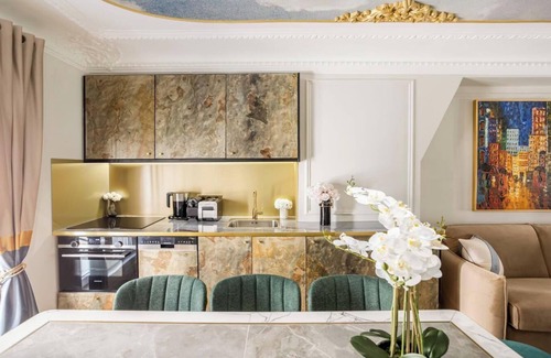 Quartier du Faubourg-Montmartre Apartment | CHIC PARISIAN RETREAT: LUXURY 3-BEDROOM APARTMENT NEAR LOUVRE AND LE MARAIS