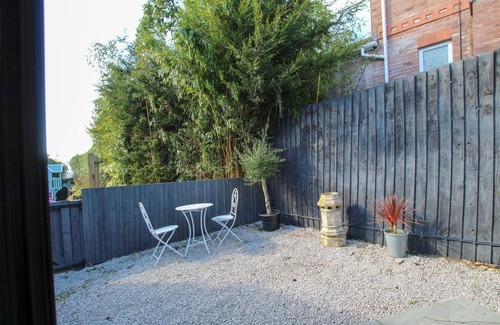 Heswall Apartment | Chic & Peaceful Annex in Heswall Private Garden