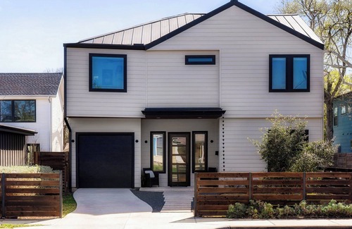 Brentwood House | Chic Poolside Escape - Central Austin 4BR + Pool