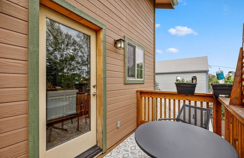 Southside Apartment | Chic, Posh, Bohemian Mountain Loft. Walk to Downtown & NAU!