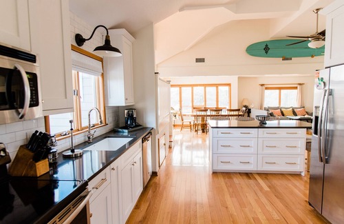 Duck House | Chic Property with Waterfront Pool and Hot tub - Gym, Pickleball Courts!