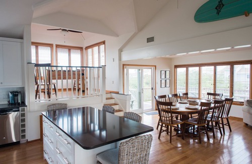 Duck House | Chic Property with Waterfront Pool and Hot tub - Gym, Pickleball Courts!