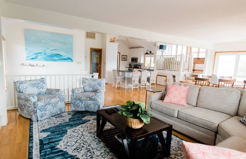 Duck House | Chic Property with Waterfront Pool and Hot tub - Gym, Pickleball Courts!