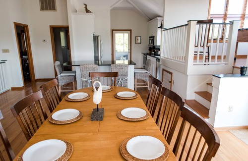 Duck House | Chic Property with Waterfront Pool and Hot tub - Gym, Pickleball Courts!