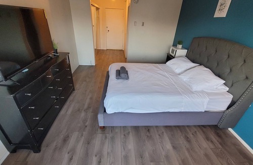 Beverly Hills Apartment | Chic Queen Bed Unit with WiFi, AC in enchanting Beverly Hills