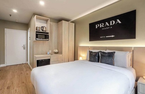 Gay Village Hotel | Chic Queen – DT MTL Village