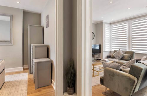 Duckett's Green House | Chic & Radiant Retreat in Harringay Ladder