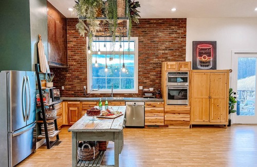 Marshall House | Chic Renovated Loft with 3 Suites, Gorgeous Mountain View, Fire Pit & Pizza Oven