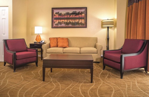 Survey Creek Resort | Chic resort in fabulous Pompano Beach with fitness room, WiFi @ Palm-Aire