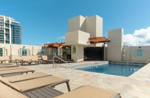 Honolulu Resort | Chic resort with WiFi, fitness room, roof top pool, jacuzzi in beautiful Waikiki