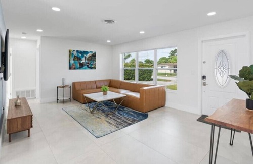Driftwood Villa | 🏖️ Chic Retreat: 3+1BR Getaway with Guest House 🌊