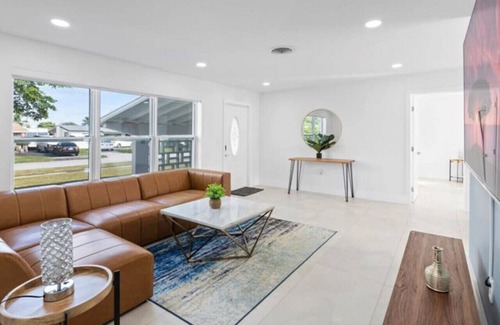 Driftwood Villa | 🏖️ Chic Retreat: 3+1BR Getaway with Guest House 🌊