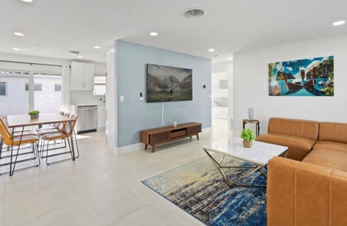 Driftwood Villa | 🏖️ Chic Retreat: 3+1BR Getaway with Guest House 🌊