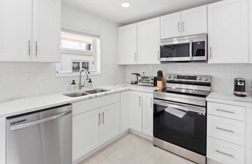 Driftwood Villa | 🏖️ Chic Retreat: 3+1BR Getaway with Guest House 🌊