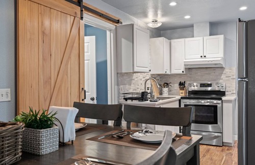 Southeastern Sacramento Apartment | Chic Retreat:3BR/2BA Gem, near UC Davis Med Center