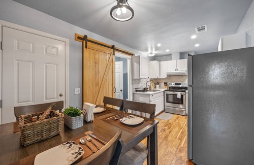 Southeastern Sacramento Apartment | Chic Retreat:3BR/2BA Gem, near UC Davis Med Center