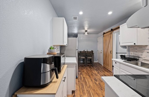 Southeastern Sacramento Apartment | Chic Retreat:3BR/2BA Gem, near UC Davis Med Center