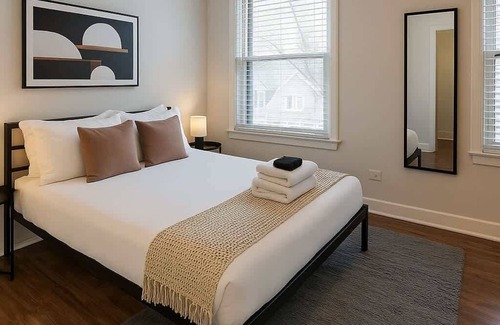 Hyde Park Apartment | Chic Retreat: Cozy 1BR Apartment