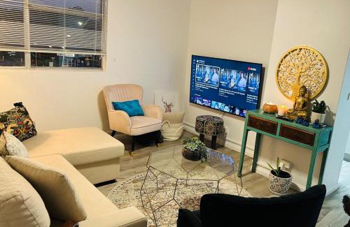 Granville Apartment | Chic Retreat in Granville - steps to train !