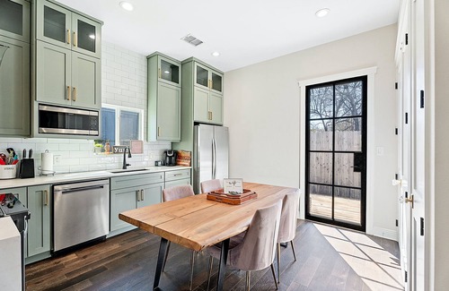 Brentwood House | Chic Retreat in North Central Austin for 6!