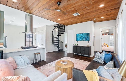 Brentwood House | Chic Retreat in North Central Austin for 6!
