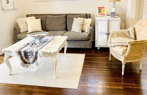 Union Park Apartment | Chic retreat near everything!