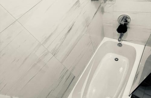 Vaughan House | Chic Retreat Pet & Smoke-Friendly, Balcony Views, Prime Location