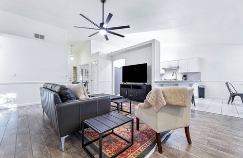 Fresno House | Chic River Bluff Home for Professionals & Families