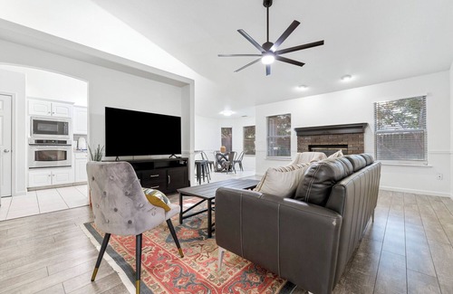 Fresno House | Chic River Bluff Home for Professionals & Families