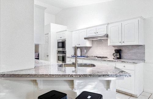 Fresno House | Chic River Bluff Home for Professionals & Families