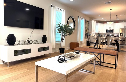 Five Points House | Chic Riverside Residence