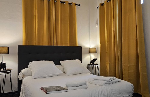 Petit-Bourg House | Chic Room in a beautiful 1930s Art Deco property