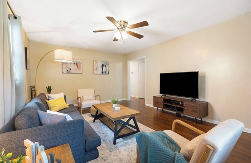 Springfield House | Chic & Rustic Bungalow 3-bd house w/fitness room & WiFi in peaceful Springfield