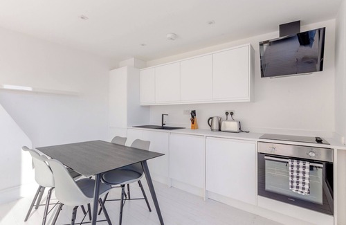 Haggerston Apartment | Chic Skyline 4-Bed in Central Hackney