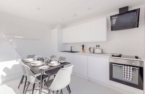 Haggerston Apartment | Chic Skyline 4-Bed in Central Hackney