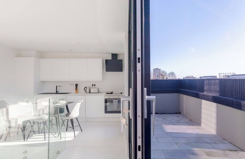 Haggerston Apartment | Chic Skyline 4-Bed in Central Hackney