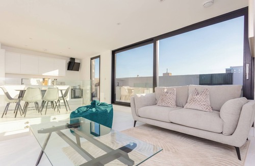 Haggerston Apartment | Chic Skyline 4-Bed in Central Hackney